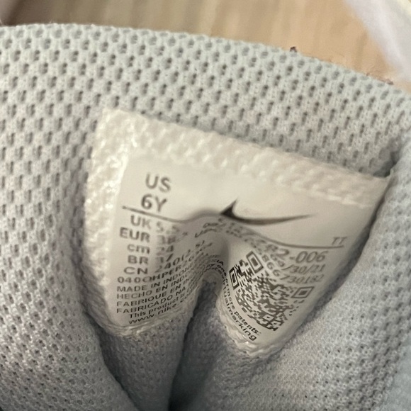 Nike Borough Low Shoes - Picture 6 of 7